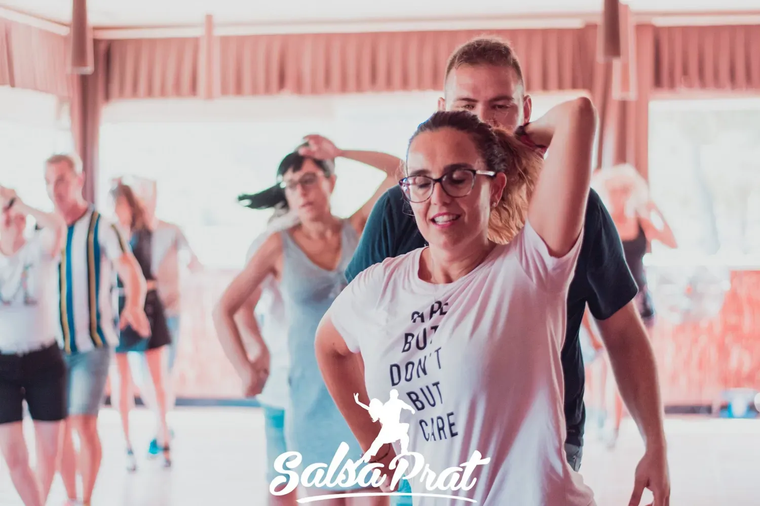 Pareja bailando bachata en una clase de SalsaPrat